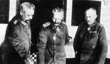 Chef der Obersten Heeresleitung, Paul von Hindenburg (li.), mit Wilhelm II. (mi.) und Generalquartiermeister Erich Ludendorff (re.) im Hauptquartier bei einer Lagebesprechung Januar 1917