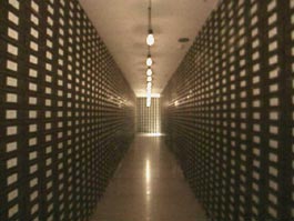 "Archiv der Deutschen Abgeordneten" des Franzosen Christian Boltanski: Auf rostenden Metallk�sten stehen die Namen aller Parlamentarier seit 1919.