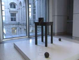 "Tisch mit Aggregat" von Joseph Beuys. Das Werk soll die Spannung symbolisieren, aus der sich das Leben speist und die Zivilisation erst m�glich wurde.
