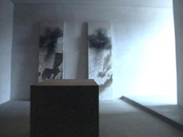 Dieser Andachstsraum wurde von G�nther Uecker gestaltet. Durch die sehr einfache Ausstattung und die suggestiven Bilder soll er zu Meditation und Einkehr anregen.